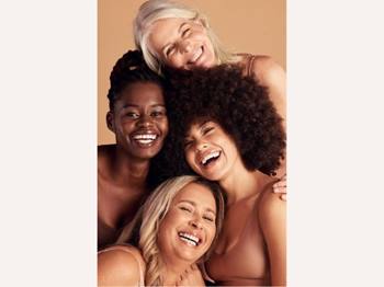 amigas de diferentes etnias com cabelos coloridos se divertindo juntas, celebrando a diversidade de Cor&Ton