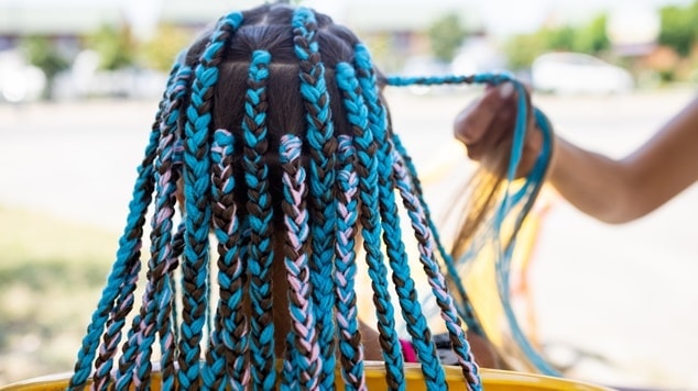 Garota com faux locs ou dreadlocks sintéticos nos cabelos